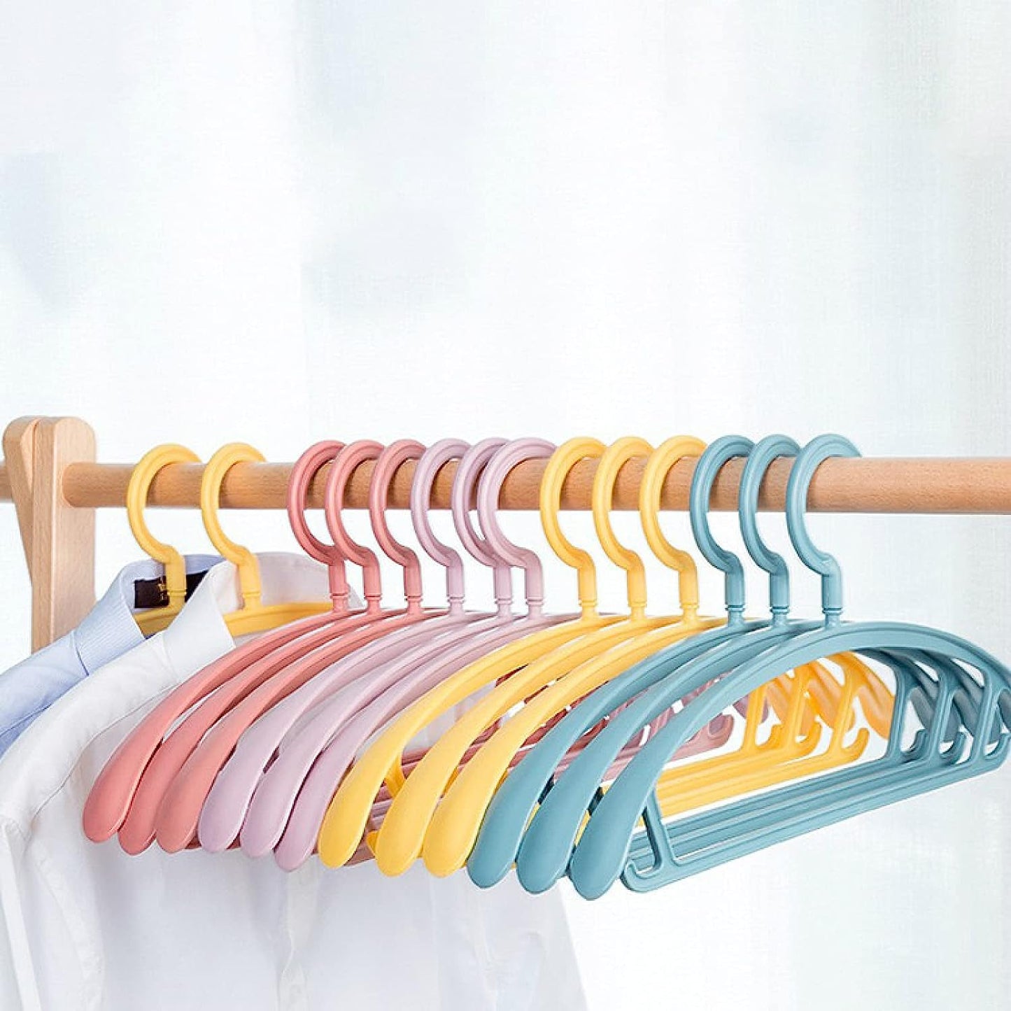 0231 Plastic Hangers, Clothes Hangers - Lightweight Space Saving Hangers - Standard Hangers for Clothes - Durable, Slim & Sleek Hangers (10pc) 