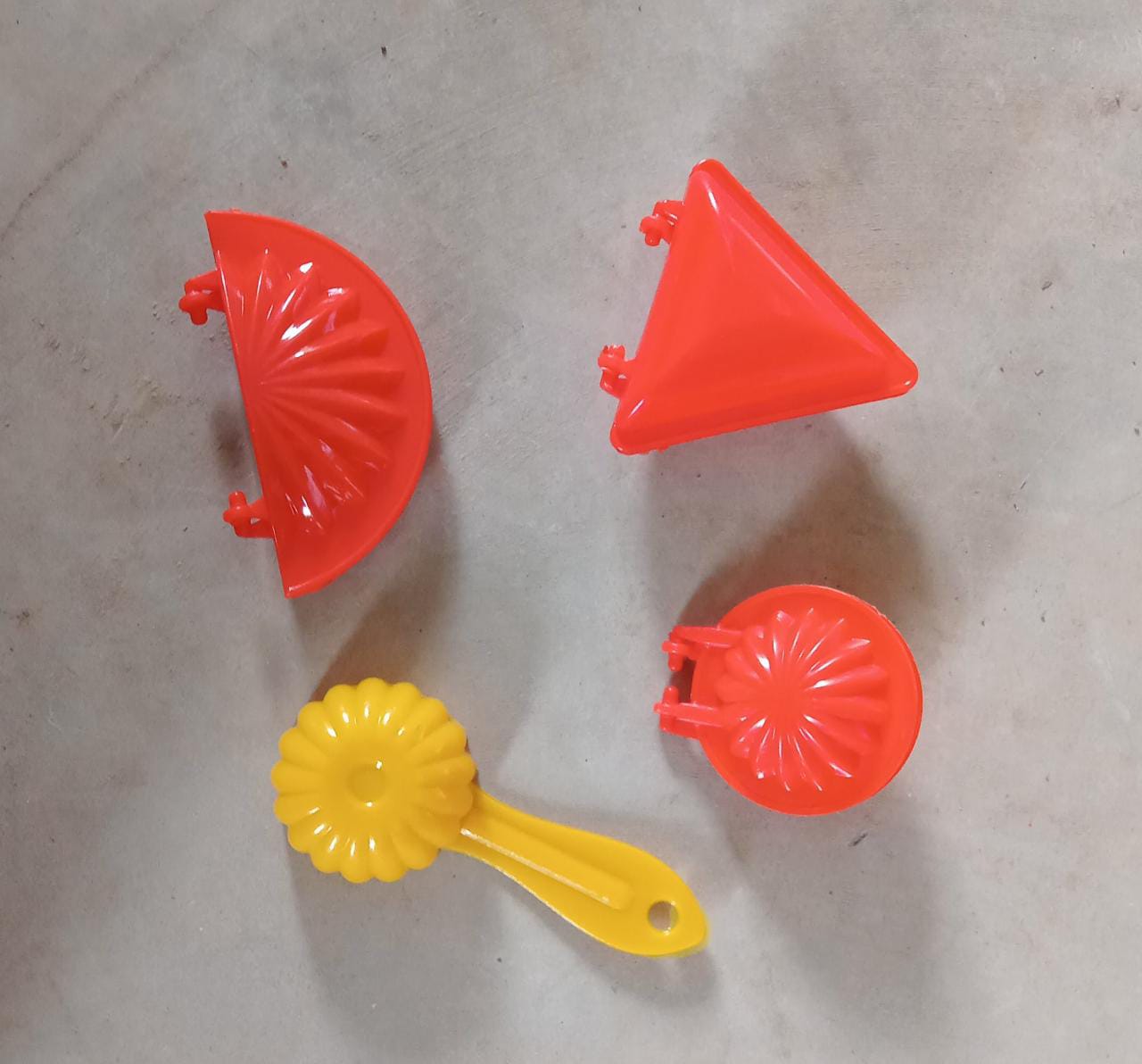 4 Pcs Plastic Red Kitchen Tool Mould Dough Press